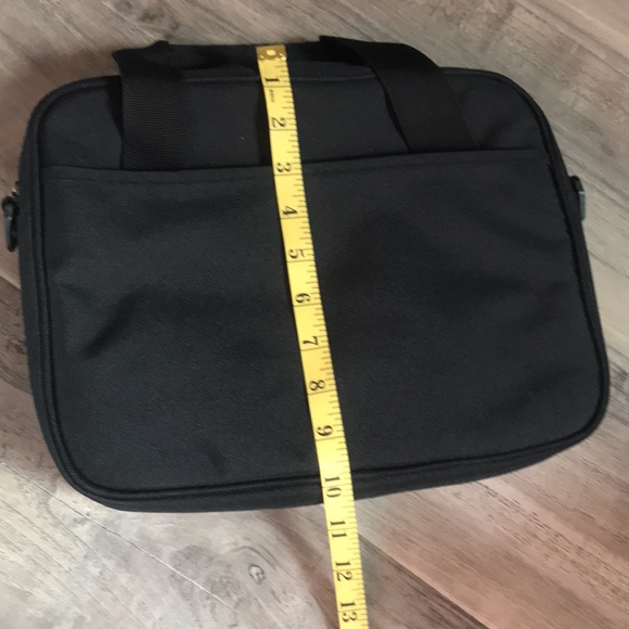 Swiss Gear by Wenger computer and Tablet crossbody bag. - Picture 3 of 9